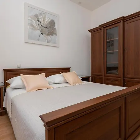 Three-bedroom In Lägenhet