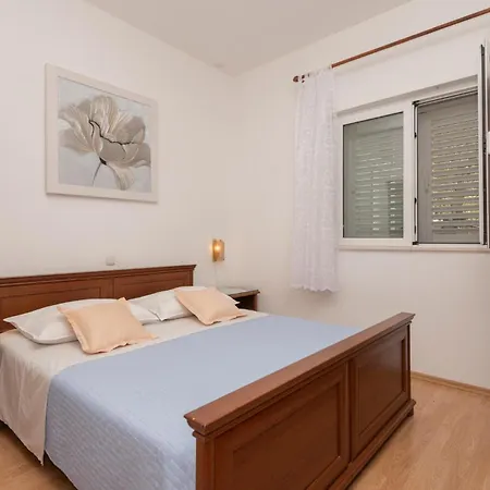 Three-bedroom In Lägenhet