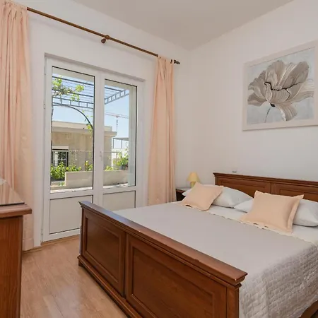Three-bedroom In Lägenhet Makarska