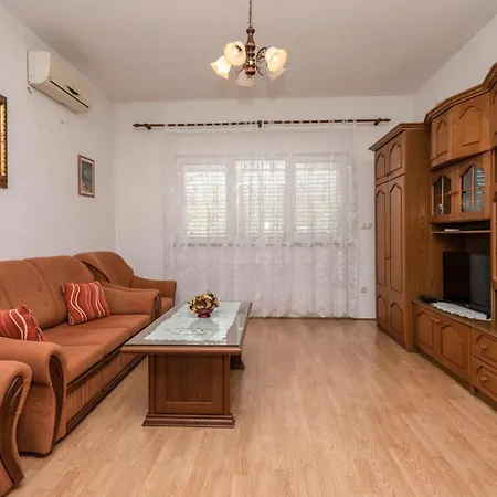 アパート Three-bedroom In マカルスカ