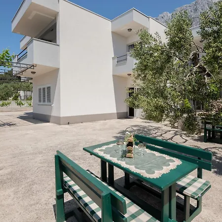 Three-bedroom In アパート *